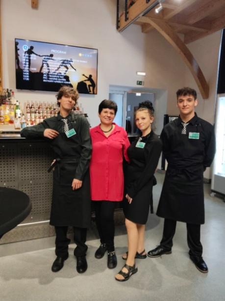 „Kuchaři a číšníci“ ze školní restaurace JUNIOR CLUB
